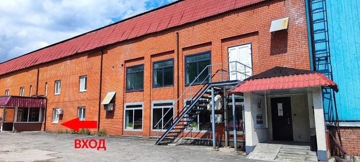 вход в первый слева козырек вход в первый слева козырек